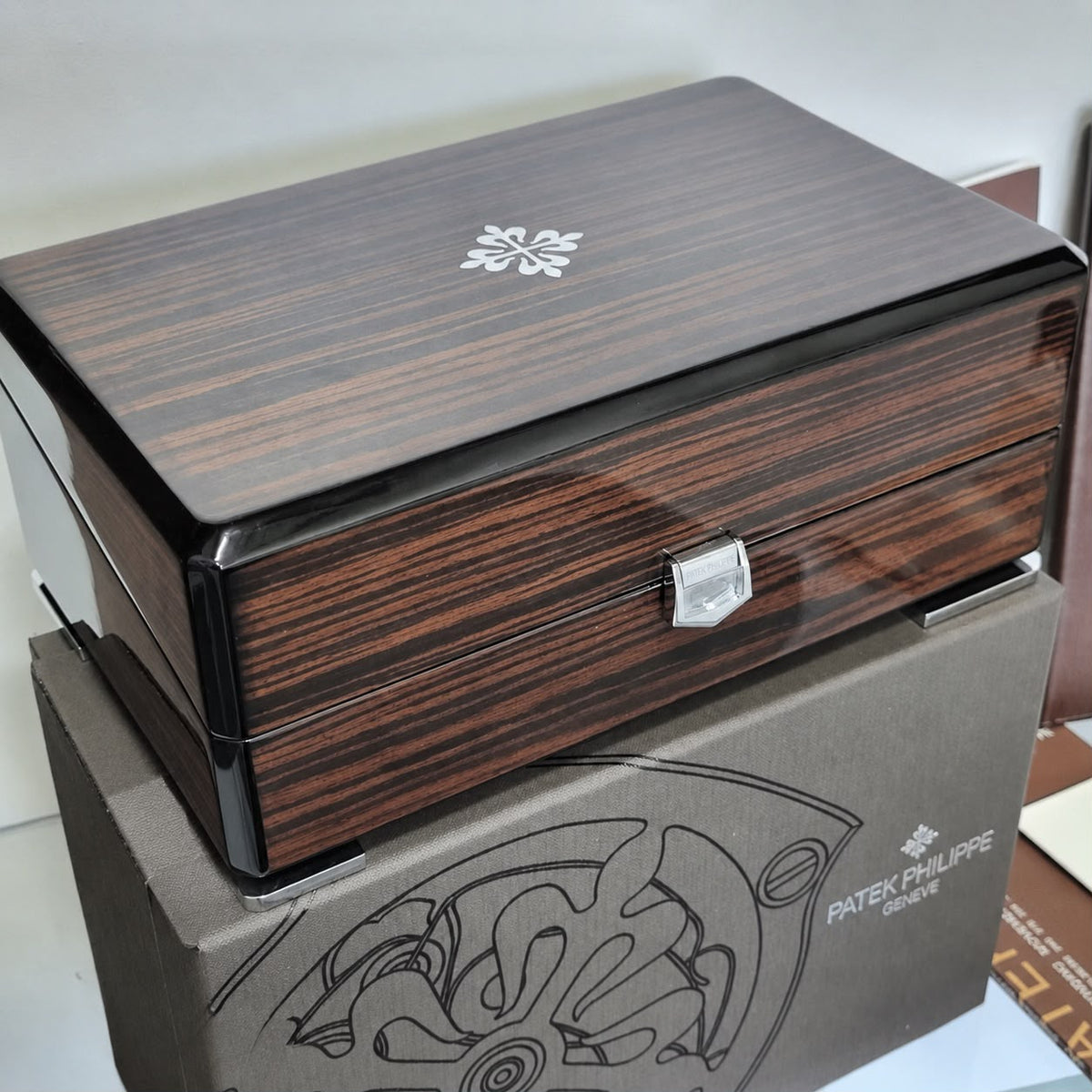 Cutie din lemn + certificat Patek Philippe
